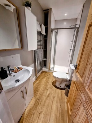 Appartement Deluxe | Salle de bain | Douche, articles de toilette (gratuits), séchoir à cheveux