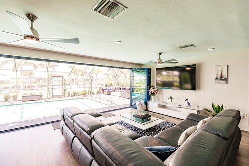BRING YOUR SAILBOAT! MODERN HOME WITH A FULL-SIZE POOL TABLE - HEATED POOL 