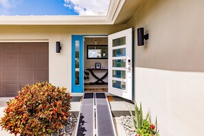 Exterior detail - BRING YOUR SAILBOAT! MODERN HOME WITH A FULL-SIZE POOL TABLE - HEATED POOL  (Punta Gorda)