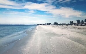 Sun-loungers, beach towels - BRING YOUR SAILBOAT! MODERN HOME WITH A FULL-SIZE POOL TABLE - HEATED POOL  (Punta Gorda)