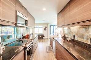 Fridge, microwave, oven, stovetop - BRING YOUR SAILBOAT! MODERN HOME WITH A FULL-SIZE POOL TABLE - HEATED POOL  (Punta Gorda)