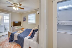 Interior - Downtown Wilmington Studio - Pets Welcome! (Wilmington)