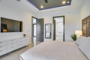 Interior - Pool & Outdoor Kitchen: Waterfront Cape Coral Home (Cape Coral)