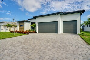 Interior - Pool & Outdoor Kitchen: Waterfront Cape Coral Home (Cape Coral)