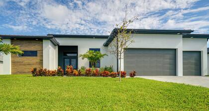 Pool & Outdoor Kitchen: Waterfront Cape Coral Home