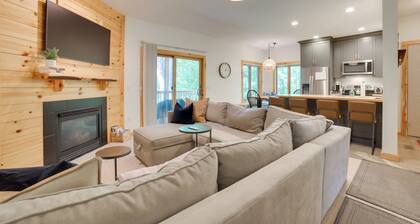 Modern Bellaire Condo: Pool Access, Near Skiing!