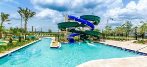 Una piscina al aire libre, una piscina climatizada