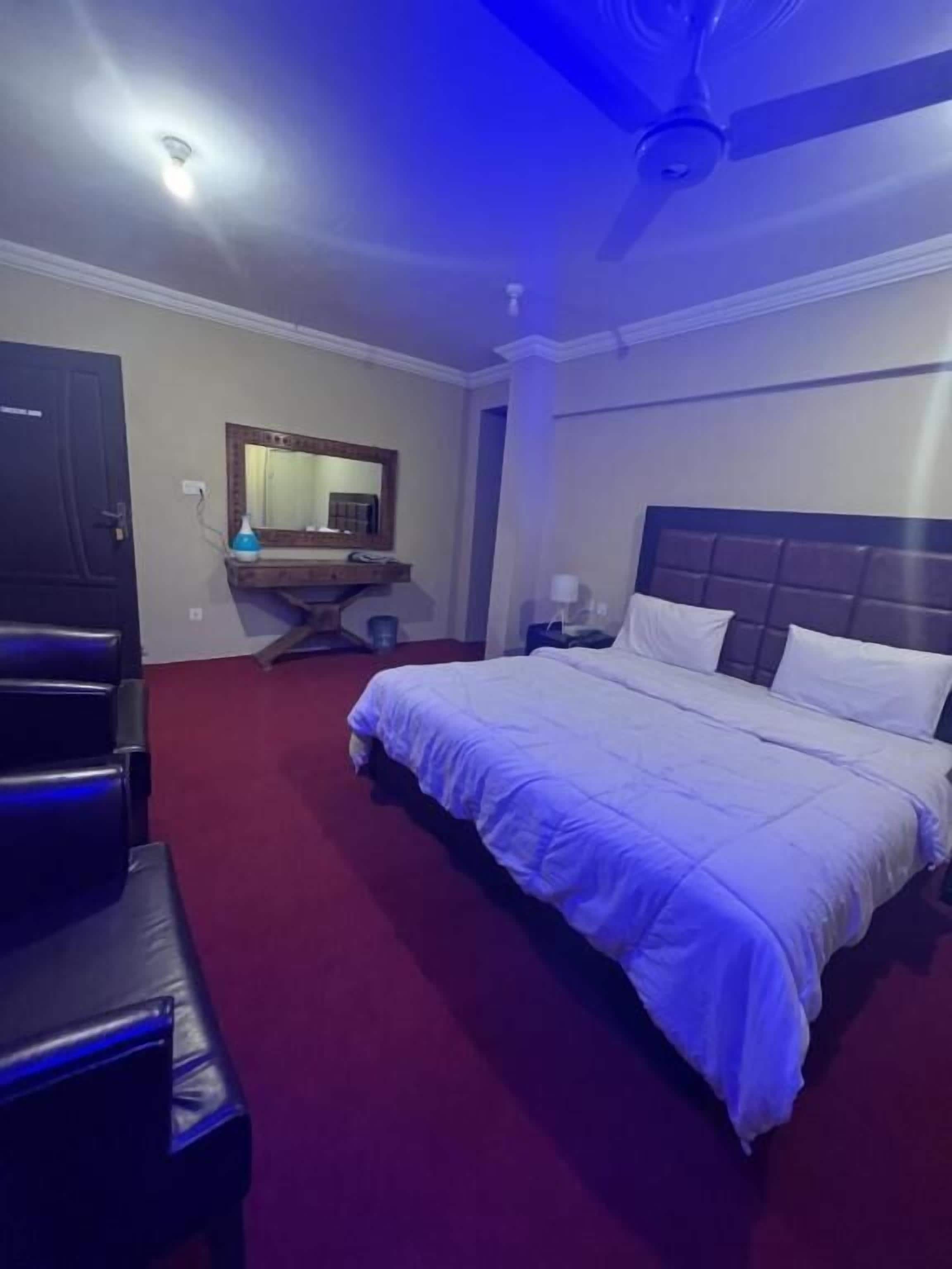 Habitación triple Deluxe | Sistema de insonorización, tabla de planchar con plancha, wifi gratis