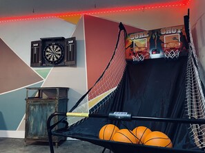 Games room - Awesome Game Room! Near Beach & Historic District! Sleeps 10! Pet friendly! (Savannah)