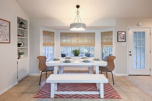 Dining - Awesome Game Room! Near Beach & Historic District! Sleeps 10! Pet friendly! (Savannah)