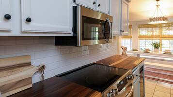 KylskÄp, mikrovÄgsugn, ugn och spishÀll