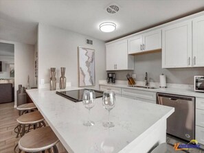 Fridge, microwave, oven, stovetop - Oldtown Scottsdale Paradise+Walking Distance+Putting Green+Movie Projector+Hot Tub (Scottsdale)