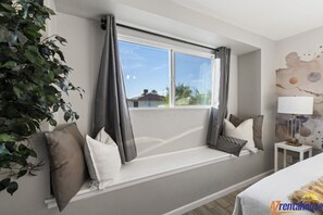 5 bedrooms, desk, iron/ironing board, travel cot - Oldtown Scottsdale Paradise+Walking Distance+Putting Green+Movie Projector+Hot Tub (Scottsdale)