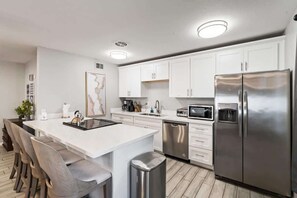 Fridge, microwave, oven, stovetop - Oldtown Scottsdale Paradise+HtdPool+PuttGrn+Casita (Scottsdale)