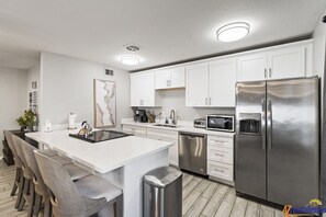 Fridge, microwave, oven, stovetop - Oldtown Scottsdale Paradise+Walking Distance+Putting Green+Movie Projector+Hot Tub (Scottsdale)