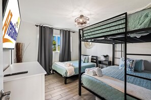 5 quartos, ferros/tábuas de passar roupa, berço de viagem