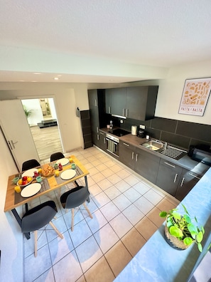 Jääkaappi, mikroaaltouuni, uuni, liesi