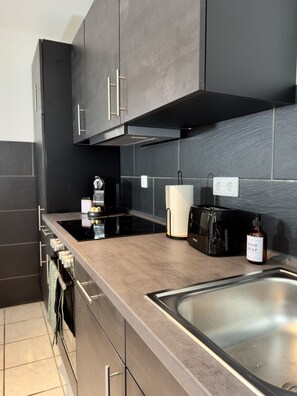 Réfrigérateur, micro-ondes, four, plaque de cuisson