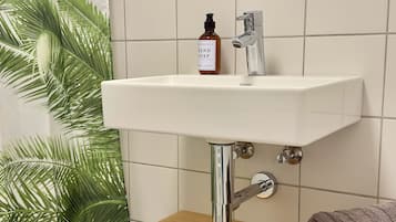 Suihku, hiustenkuivaaja, pyyhkeet, saippua