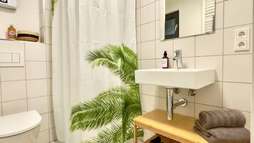 Suihku, hiustenkuivaaja, pyyhkeet, saippua