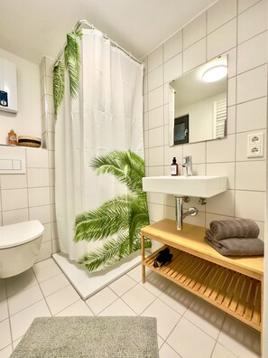 Suihku, hiustenkuivaaja, pyyhkeet, saippua