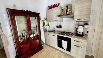 Frigorifero, microonde, forno, piano cottura