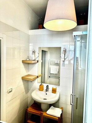 Dusche, Haartrockner, Bidet, HandtĂŒcher