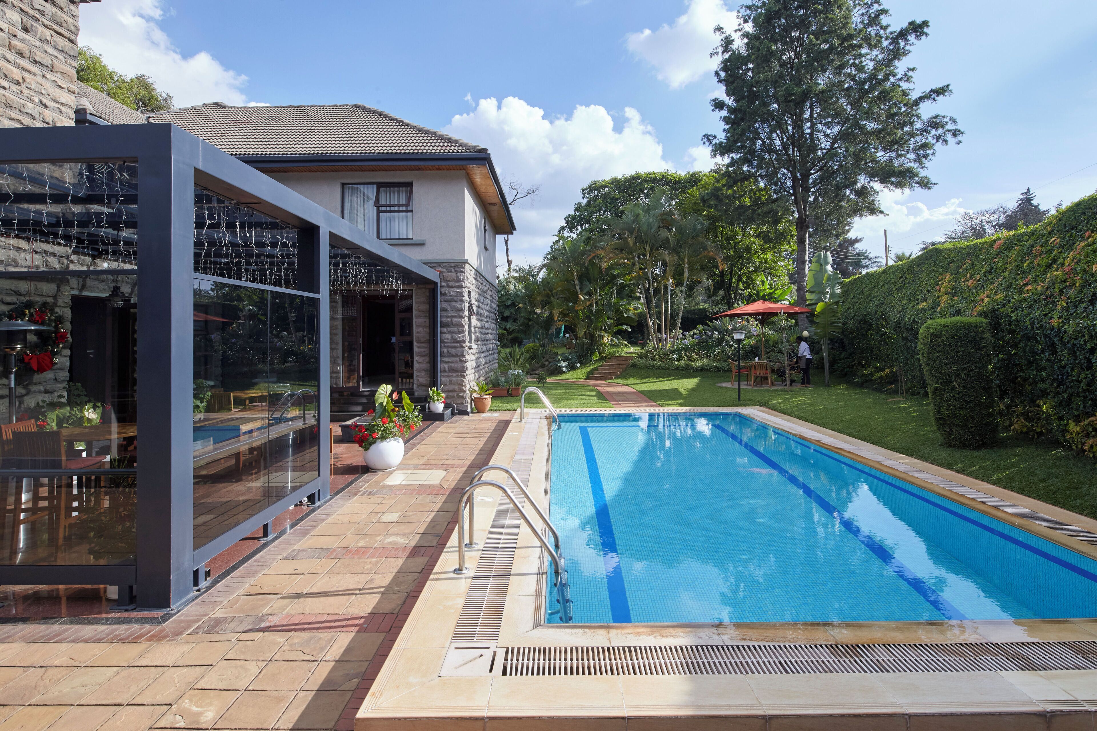 Una piscina al aire libre
