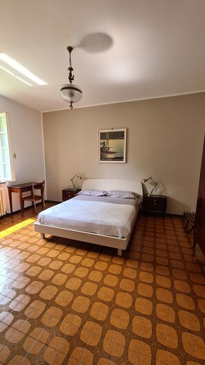 1 dormitorio, tabla de planchar con plancha, ropa de cama