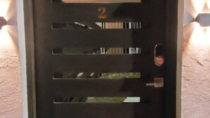 Tumma, portilla varustettu sisäänkäynti, jonka yläpuolella on kyltti, jossa lukee ”Santa Rellenastr” ja sen alla numero ”2”.