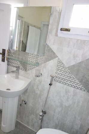 Deluxe szoba kétszemélyes ággyal | Fürdőszoba | Zuhanyzó, designer piperecikkek, papucsok és törölközők