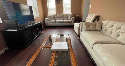 Humble Abode -Comfortable 3 BDRM Centrally Located