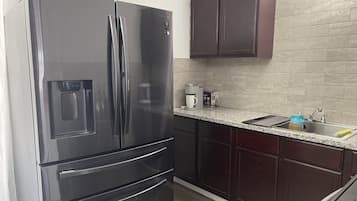 Basic Single Room | Private kitchen | Fridge, microwave, cleaning supplies, dining tables