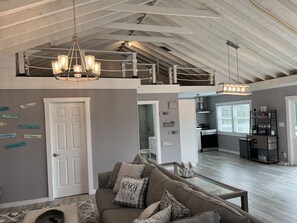 Smart TV, fireplace, books - Only 1/3 of mile to beach and Town. 5 Beds 2 Baths newly renovated (Montauk)