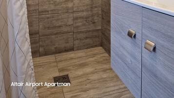 Haartrockner, Handtücher, Seife, Toilettenpapier