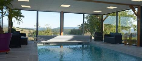 Piscine couverte, parasols de plage, chaises longues