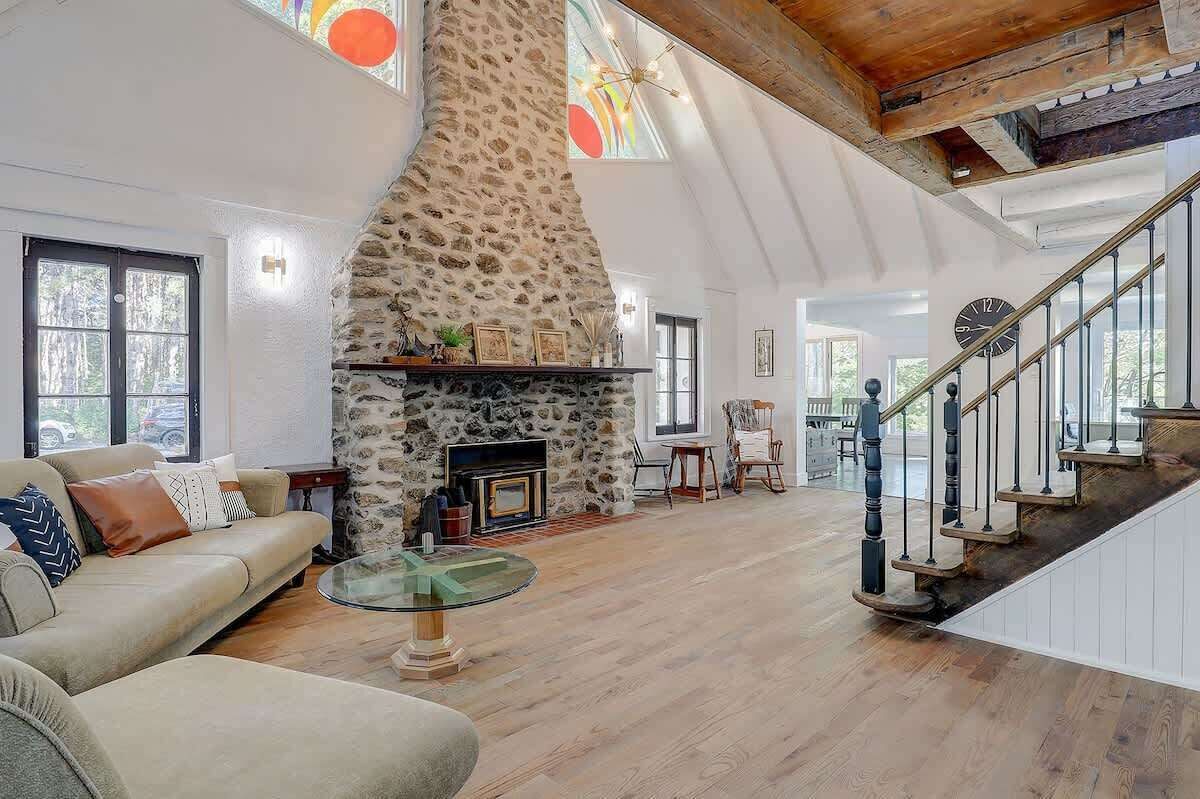 Televisión, reproductor de DVD, oficina