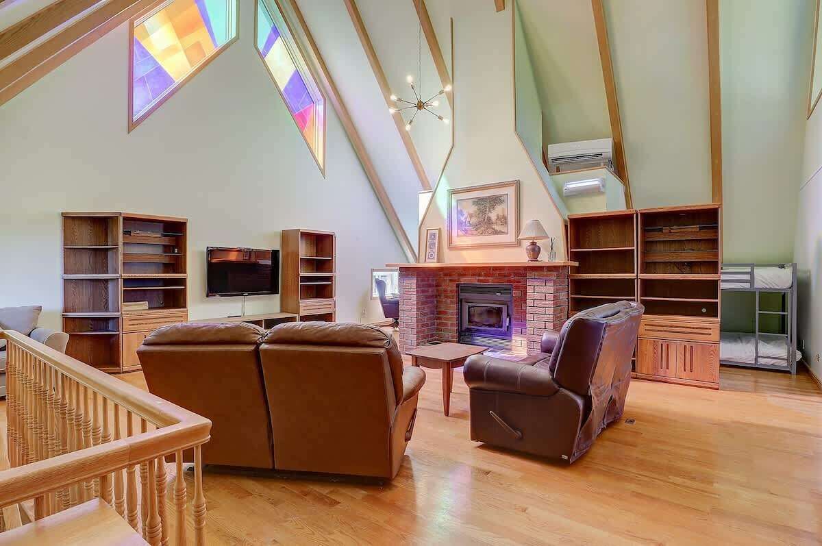 Televisión, reproductor de DVD, oficina