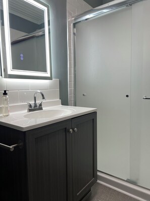 吹风机、毛巾、肥皂、卫生纸