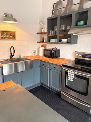 Private kitchen - Charming 1-bedroom downtown apartment in the Historic Hotel Royal (Mineral Point)