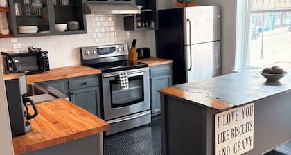 Charming 1-bedroom downtown apartment in the Historic Hotel Royal