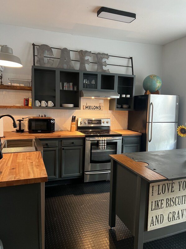 Private kitchen - Charming 1-bedroom downtown apartment in the Historic Hotel Royal (Mineral Point)