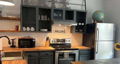 Charming 1-bedroom downtown apartment in the Historic Hotel Royal