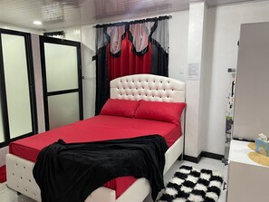 1 slaapkamer, een strijkplank/strijkijzer, wifi, beddengoed