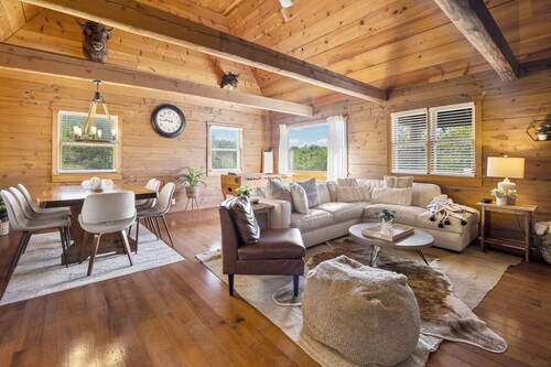 Sundowner – Lakeside 4BR Cabin Steps to Table Rock Lake - Minutes to SDC!