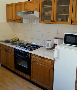 雪櫃、微波爐、焗爐、爐具