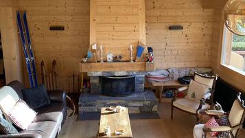 Televisie, een open haard, een dvd-speler en een stereo