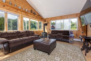 Smart-TV, Tischfußball, Bücher