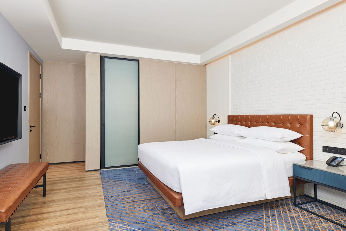 Premium Suite, 1 King Bed, City View | Living area