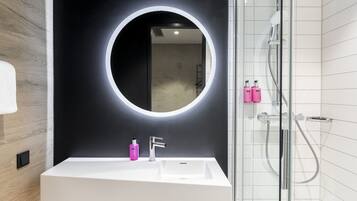 Bathtub, towels, soap, shampoo